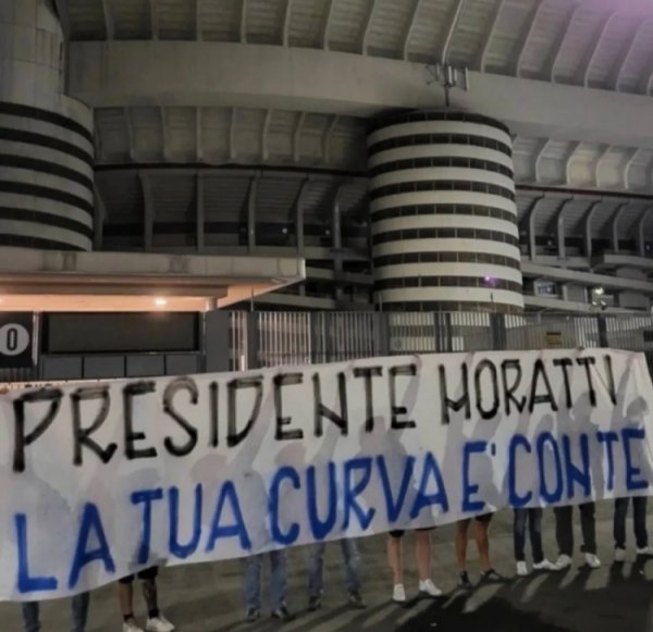 Morati phải nhập viện 🙏Tô người hâm mộ Milan tổ chức Banner: North Stand ở cùng bạn