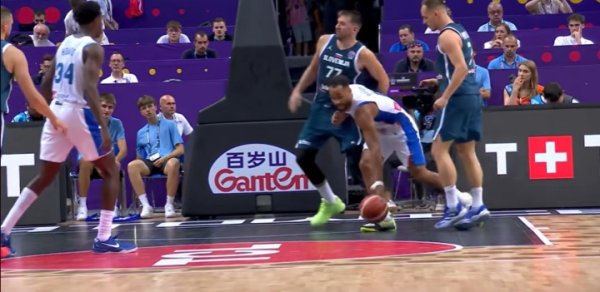 tranh luận! Doncic bị đánh gục và bị một tù nhân lành nghề đánh đập. Pháp quyết định chơi 4 lần ném miễn phí liên tiếp