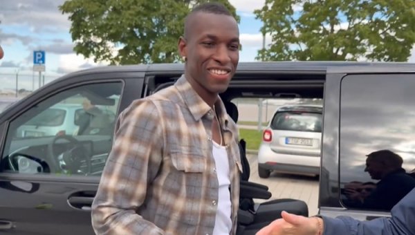 Phóng viên Desky: Jackson vẫn chưa sắp xếp một kế hoạch trở lại và việc chuyển sang Bayern đã bị đình chỉ nhưng vẫn chưa thất bại