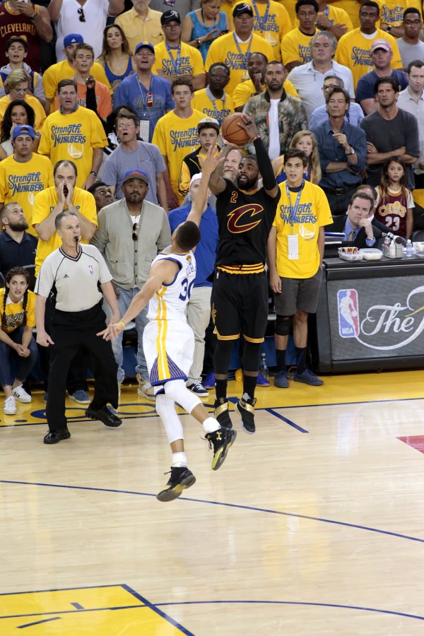 Hồ sơ Mỹ: Irving là một mục tiêu quan trọng nổi tiếng trong lịch sử NBA và anh ấy và Clay được giới thiệu vào Hội trường Danh vọng mà không có bất kỳ sự hồi hộp nào