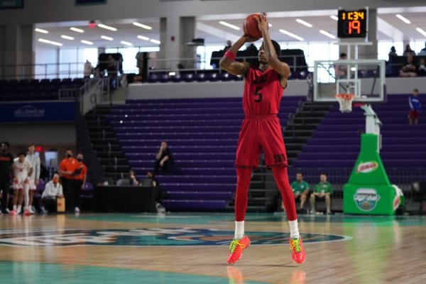 LƯU Ý TEAM: Lakers ký hiệu bảo vệ Tayvian Jones và Cut Guard