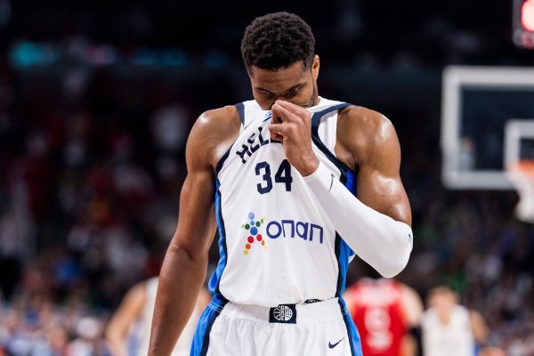 LƯU Ý TEAM: Antetokounmpo sẽ gặp đội ở Miami. Anh ta bị mắc 