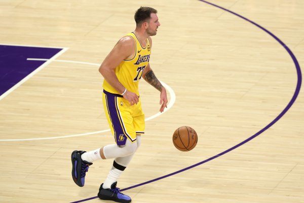 Hỏa lực đầy đủ! Doncic khởi đầu mùa giải mới với trận liên tiếp 40+5+5, trận đầu tiên trong lịch sử